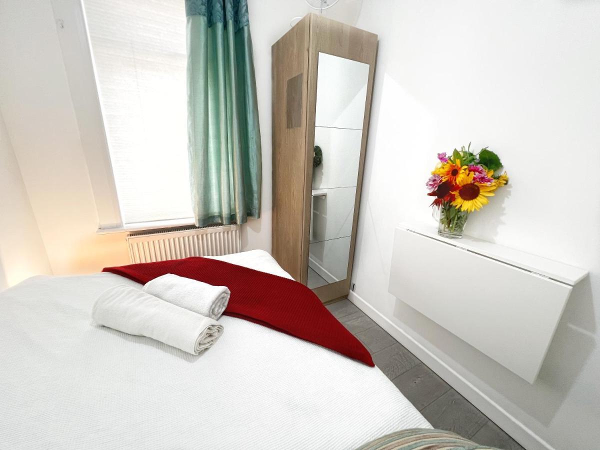 Luxurious House Near Excel- Air Conditioning, 9 Beds, 2 Baths, Garden, Fast Wifi Londres Extérieur photo